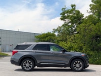Ventilated / Heated Seats - Heated Steering Wheel - Power Liftgate - 4x4 drivetrain for superior tra... (image 3)