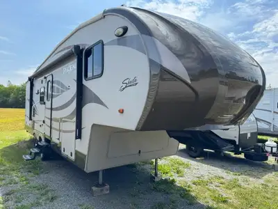 Check out this spacious bunkhouse fifth wheel, perfect for anyone looking for a comfortable, well eq...