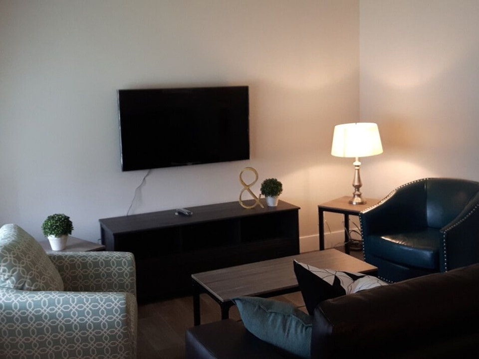 Prime Off-Campus Convenience at 36 Columbia Street West 3