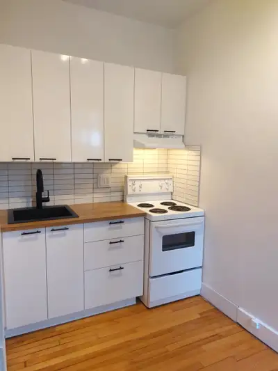 DISPONIBLE DÈS MAINTENANT - 3 1/2 dans le Vieux-Québec Beau 3 1/2 rénové Semi-meublé : Cuisinière et...