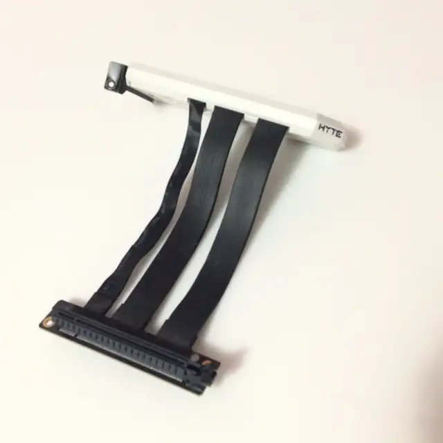 PCIE40 4.0 Luxury Riser Cable - White in Cables & Connectors in Mississauga / Peel Region - Image 3