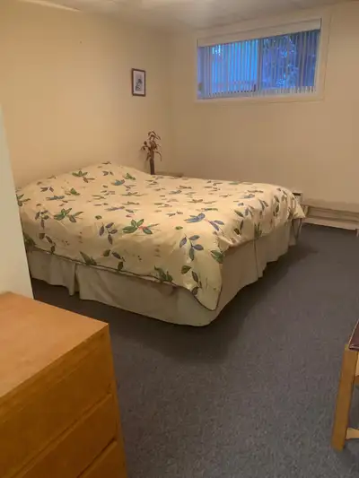 Demi Sous-sol meublé et éclairé situé près des ponts comprenant une grande chambre, cuisinette, salo...