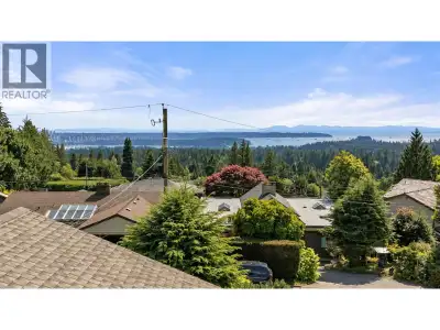 OPEN HOUSE SAT, OCT 17, 2-4 PM. Sweeping city, water, and harbour views from both floors await in th...