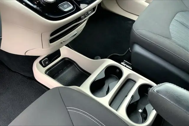 2024 Chrysler Grand Caravan SXT in Cars & Trucks in Edmonton - Image 17