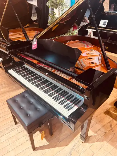 Yamaha C1 Silent – 2013 – 5'3" Magnifique piano à queue Yamaha C1 Silent, année 2013, format compact...