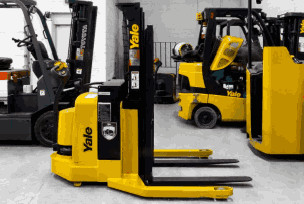 Electric Stacker Yale 4000lbs for sale in Other in City of Toronto - Image 4