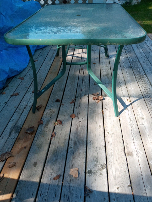 ( $ 130,00  NÉG,TABLE PATIO TERRASSE VERT) ( FAÎT MOÎ BON PRIX ) dans Mobilier pour terrasse et jardin  à Granby - Image 2