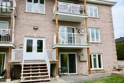LOCATION LOCATION!!! Not only is this 2 bed, 1 bath condo located in the heart of Russell but it is...