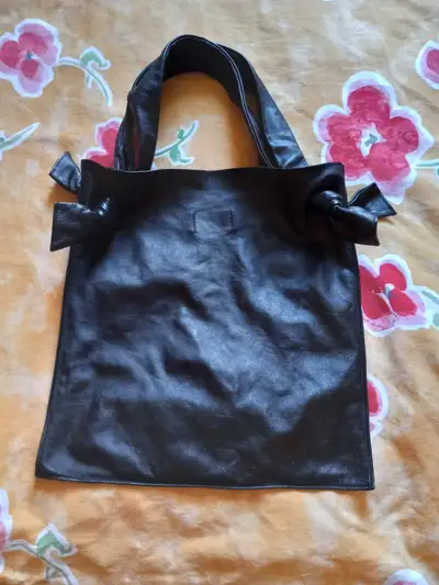 ZARA – SAC TRÈS ORIGINAL EN CUIR NOIR, View more