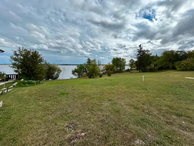 LAKEFRONT LOT IN THE TOWN OF LAC DU BONNET!!!63295998492675121