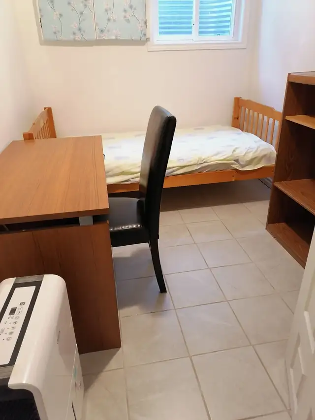One upstairs Master bedroom in lakeshore area for rent in Room Rentals & Roommates in Kitchener / Waterloo - Image 6