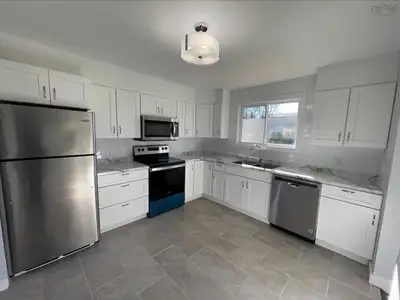 SEPT 1st: Beautiful Large 3-Bedroom Unit with 6 Appliances
