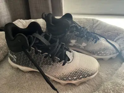 Kids Under Armour Baseball Cleats (size 5Y), View more