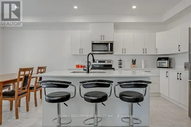 44 MCCURDY AVENUE Hamilton (Waterdown), Ontario62865717364227124