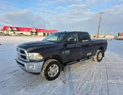 2016 Ram 3500 SLT 4x4 Auto Crew Cab Short Box 6.7L Cummins Diesel Pickup Truck w/ 242,000Km. Nice Cl...