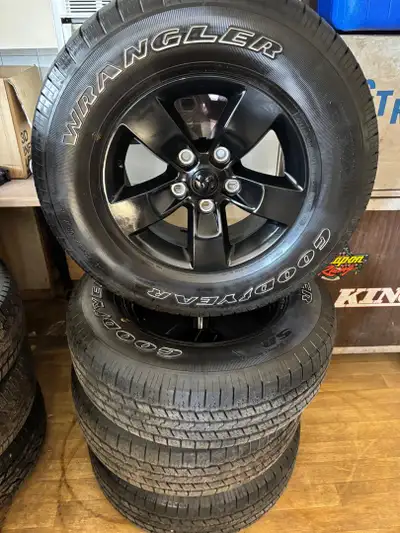 265-70-17 GOODYEAR WRANGLER SUR MAGS D'ORIGINE RAM 17 POUCES NOIR, ENTRE 8/32-10/32 USURE BEAU KIT E...