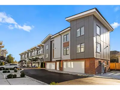 This Bright and spacious Townhouse features 3 bedrooms, 3.5 bathrooms. A unique layout that is open/...