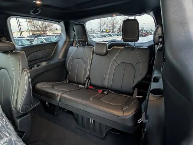 2026 Chrysler Pacifica Select in Cars & Trucks in Edmonton - Image 20