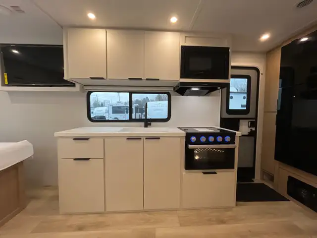 2026 Winnebago THRIVE 18FBS in Travel Trailers & Campers in Terrace - Image 12