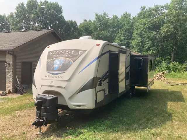 2015 CROSSROADS SUNSET TRAIL RESERVE 30RE (FINANCING AVAILABLE) in Travel Trailers & Campers in Strathcona County - Image 3