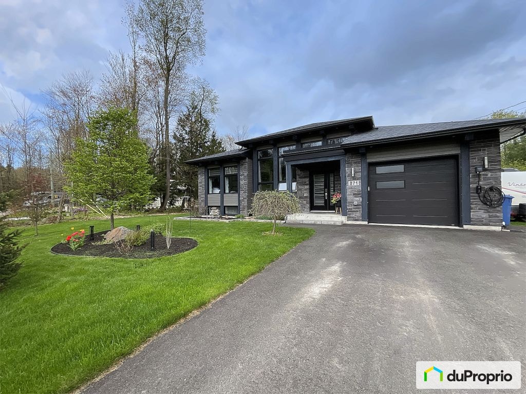 $985,000 - Bungalow for sale in Bromont — photo 1