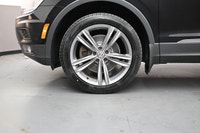 This 2021 Volkswagen Tiguan offers the perfect combination of style, versatility, and confidence on... (image 3)