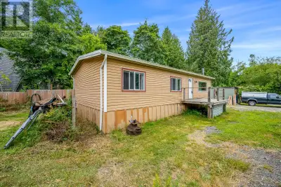 Discover the potential of this charming 3-bedroom, 1-bath home located in desirable Ships Point. Set...