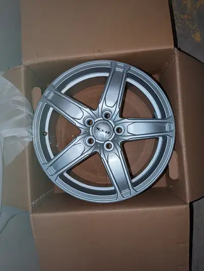 Size: 17x7 Bolt Pattern: 5x114.3 Centre Bore: 66.1 Offset: 40 Colour: Silver SKU: 82203 #215