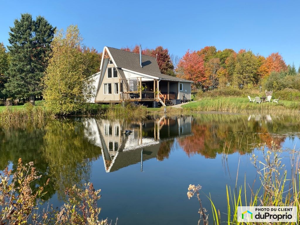 $429,000 - Cottage for sale in Bury — photo 1