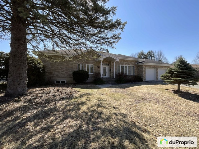 $879,000 - Bungalow for sale in Sherbrooke (Jacques-Cartier) — photo 1