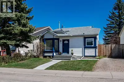 ***HUGE PRICE IMPROVEMENT*** Calling all first home buyers or investors! Great 3-level split located...