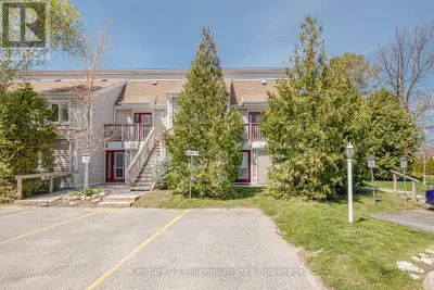 Sought after ranch style bungalow end unit townhouse. Flat entrance through the front door into this...