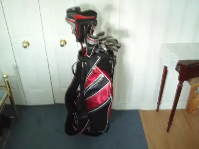 MEN'S R.H.  GOLF CLUBS  ( TOMMY ARMOUR )  --  LIKE NEW, View more