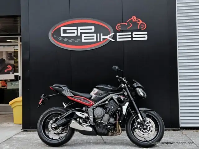 2022 Triumph Street Triple R Sapphire Black in Street, Cruisers & Choppers in Oshawa / Durham Region - Image 3