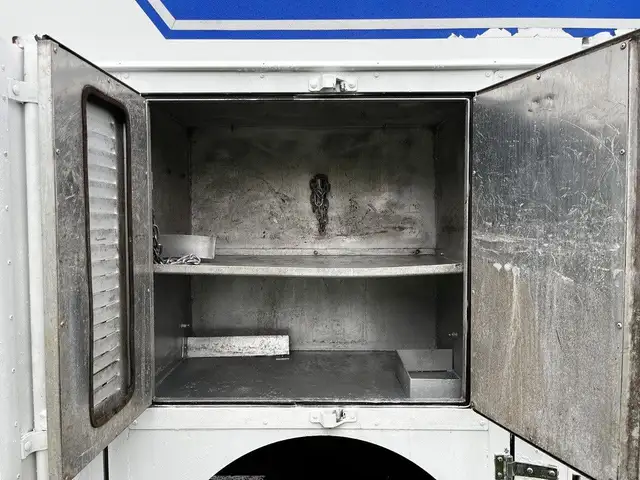 2005 Morgan Olson Workhorse 14 Foot Step Van with Shelving in Heavy Trucks in City of Montréal - Image 18