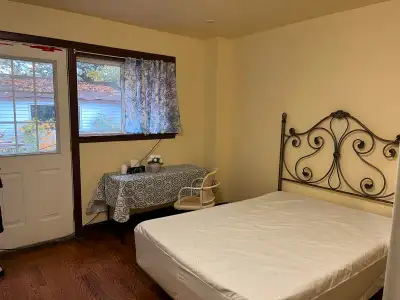 BRIGHT ROOM MAIN FL-50m TO PLAZA STEELES AND BATHURST NEAR BUS