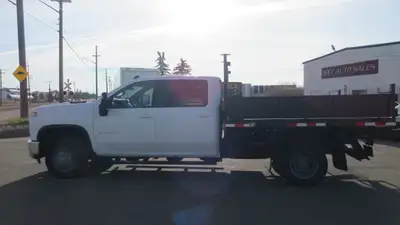 2022 CHEVY 3500 HD Crew Cab Flat deck truck - Crew Cab with Flat deck - 6.6L V8 DURAMAX DIESEL Autom...