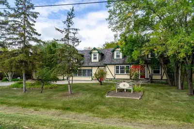 R02//Winnipeg/Rare opportunity! This European style custom home, proudly built by the original owner...