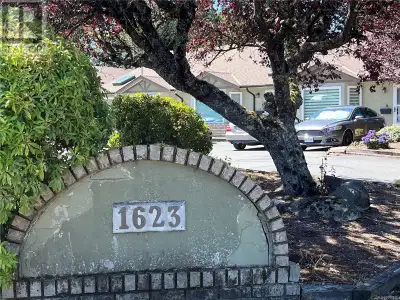 Welcome to your new home in a carefree, pet friendly, centrally located, attractive and well laid ou...