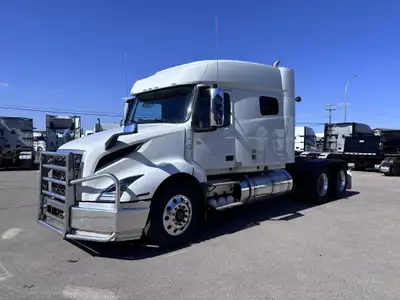 LOW KM VNL64T740 70in. MID-ROOF SLEEPER. HEAVY SPEC. SUPER B SPEC LEASE RETURN: FULL ENGINE + EATS W...