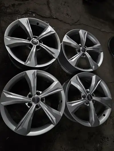 Very nice set of OEM Audi Q5 Technik wheels. 19x7 Offset: 34 Bolt pattern: 5x112 Centerbore: 66.6