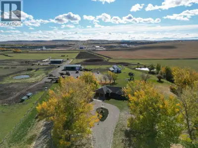 Executive Estate on 139 Acres – Just across the road from the City Limits. Step into your dream home...