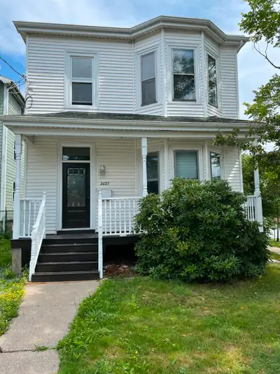 1 Room in 5 Bedroom House next to SOBEYS on Windsor