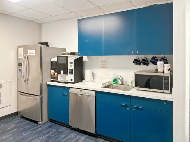 Rent a large office space for 50 persons in 11th Ave in Commercial & Office Space for Rent in Regina - Image 9