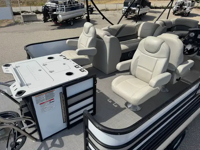 2019 SYLVAN Mirage 8522 Party Fish Luxury Ed TRITOON -used ponto in Powerboats & Motorboats in Prince Albert - Image 11
