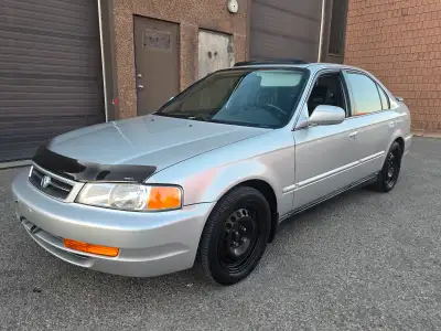 1999 Acura 1.6 EL Premium Silver on black leather interior ONLY 154,000 KMS Auto, AC, power sunroof,...