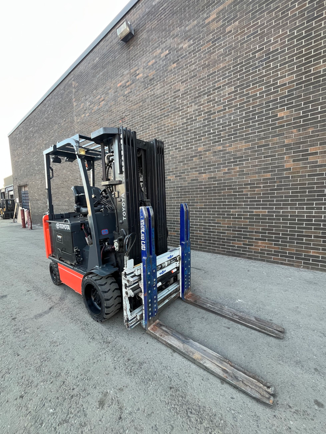 TOYOTA 6500 LBS CAP ELECTRIC FORKLIFT 4 STAGE w single double at in Heavy Equipment in Mississauga / Peel Region - Image 4