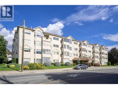 Great Downtown Location! Popular Adult Community Complex This lovely 2-bedroom, 2-bathroom corner un...