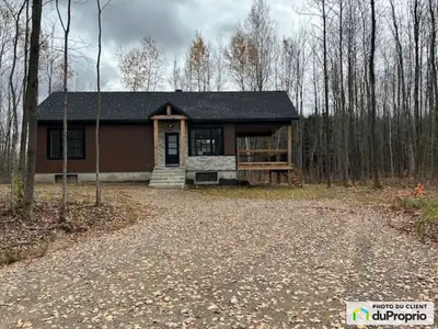 Belle maison neuve de type Barndominiun , sur un beau grand terrain boisé, plat, de 43 000 pi2, dans...