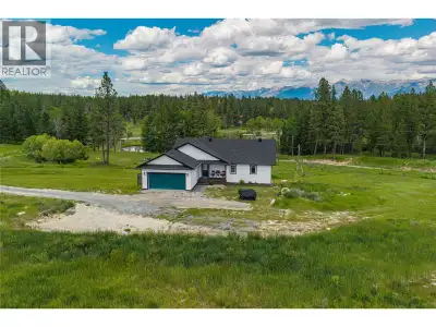 Welcome to your dream rural retreat! Built in 2019, this stunning home sits on a fully fenced 6.251-...
